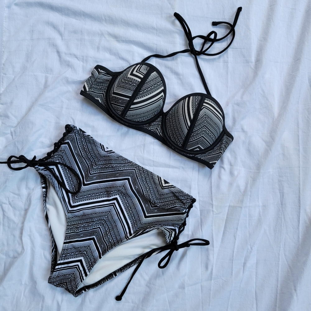 Black and White Patterned Bikini - Picture 2 of 12